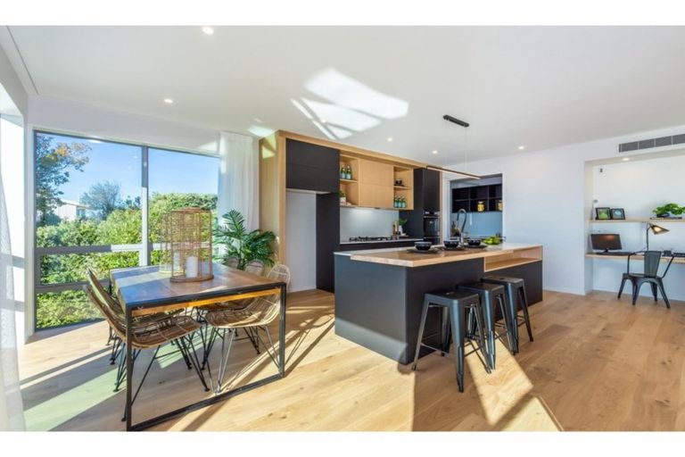 Photo of property in 10 Hilltop Lane, Mount Pleasant, Christchurch, 8081