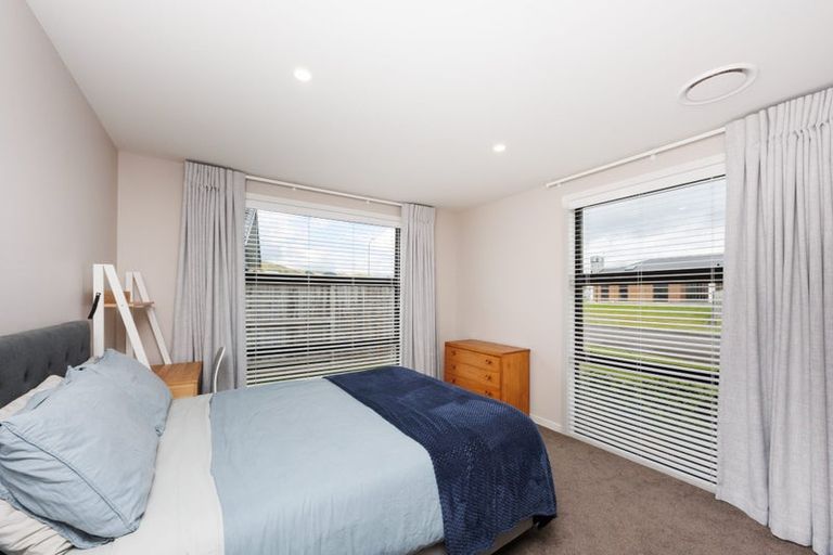 Photo of property in 4 Sardinia Grove, Fitzherbert, Palmerston North, 4410