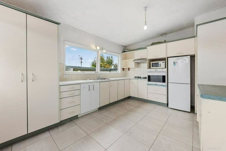 Photo of property in 15 Target Road, Totara Vale, Auckland, 0629