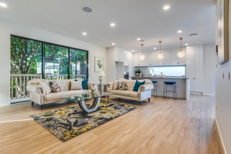 Photo of property in 1 Ti Kouka Place, Te Atatu Peninsula, Auckland, 0610