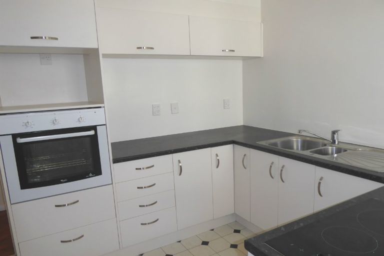 Photo of property in Rehutai Flats, 2/268 Oriental Parade, Oriental Bay, Wellington, 6011