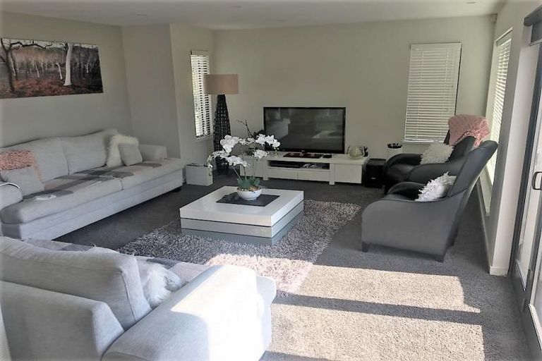 Photo of property in 49a Renoir Street, West Harbour, Auckland, 0618