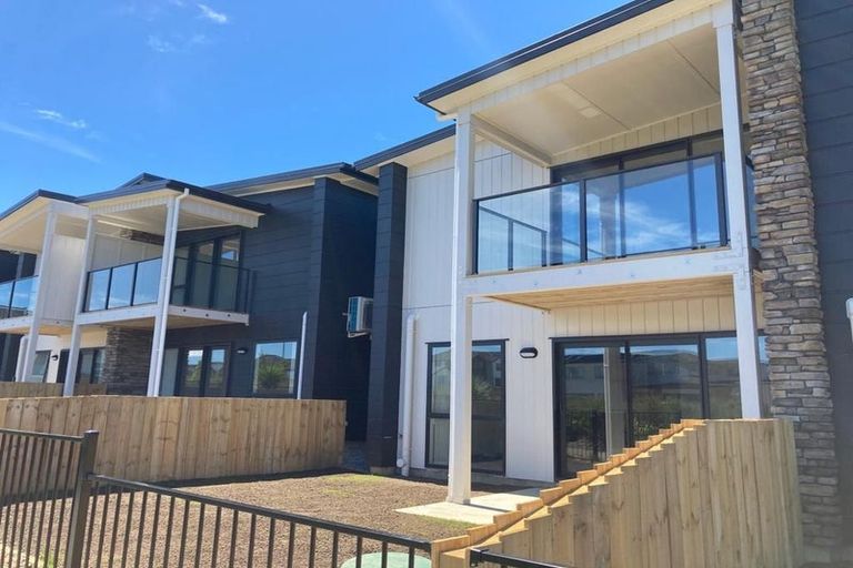 Photo of property in 2/60 Hayfield Way, Karaka, Papakura, 2580