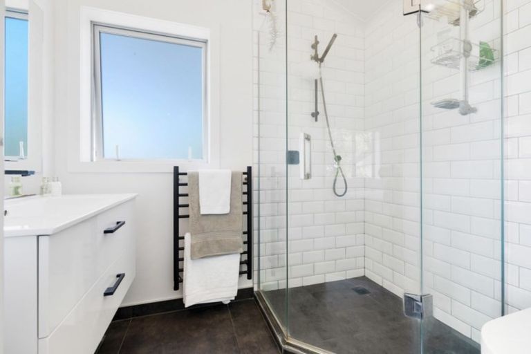 Photo of property in 2/19 Limmer Place, Browns Bay, Auckland, 0632