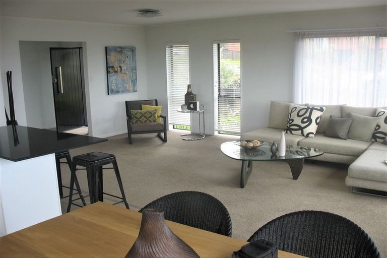 Photo of property in 2/33 Montgomery Avenue, Rothesay Bay, Auckland, 0630