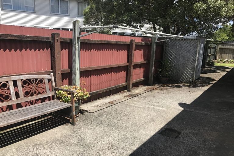 Photo of property in 1a Saulbrey Grove, Woburn, Lower Hutt, 5010