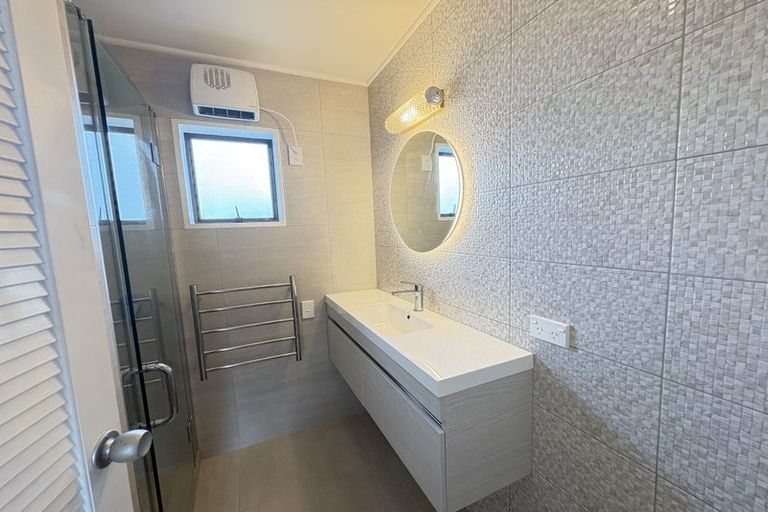 Photo of property in 2/90 Royal View Road, Te Atatu South, Auckland, 0610