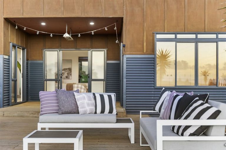 Photo of property in 333 Motutara Road, Muriwai, Waimauku, 0881