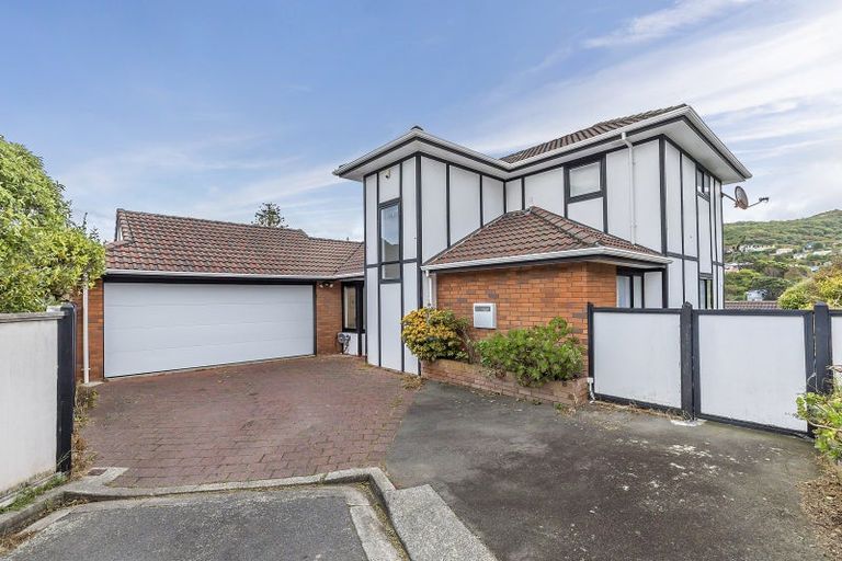 Photo of property in 2 Erskine Close, Island Bay, Wellington, 6023