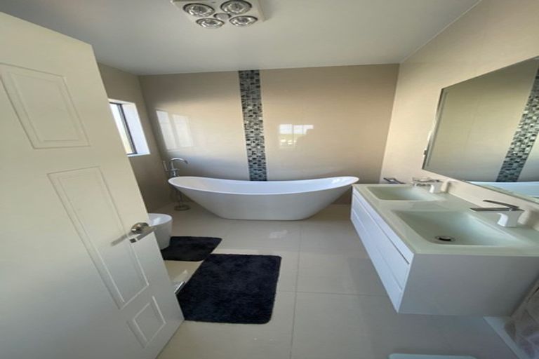 Photo of property in 70 Headland Drive, Long Bay, Auckland, 0630