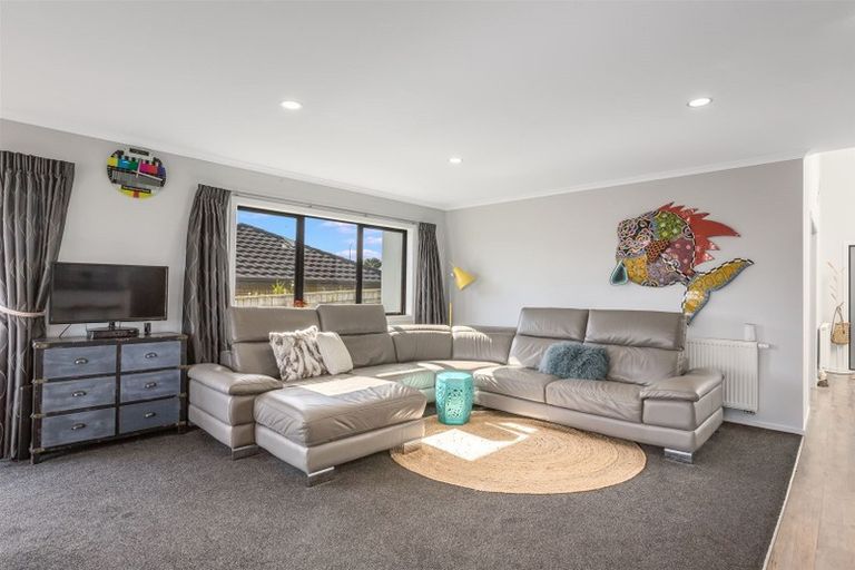 Photo of property in 4 The Fjord, Aotea, Porirua, 5024