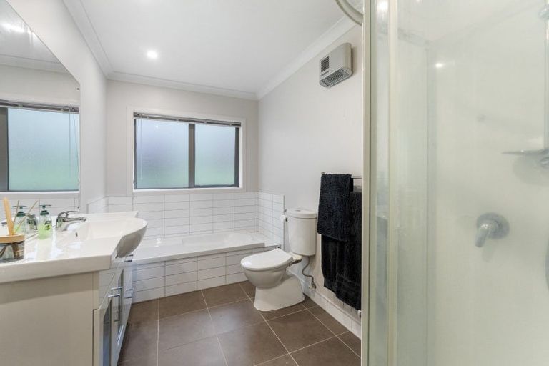 Photo of property in 11b Poneke Drive, Waikanae, 5036