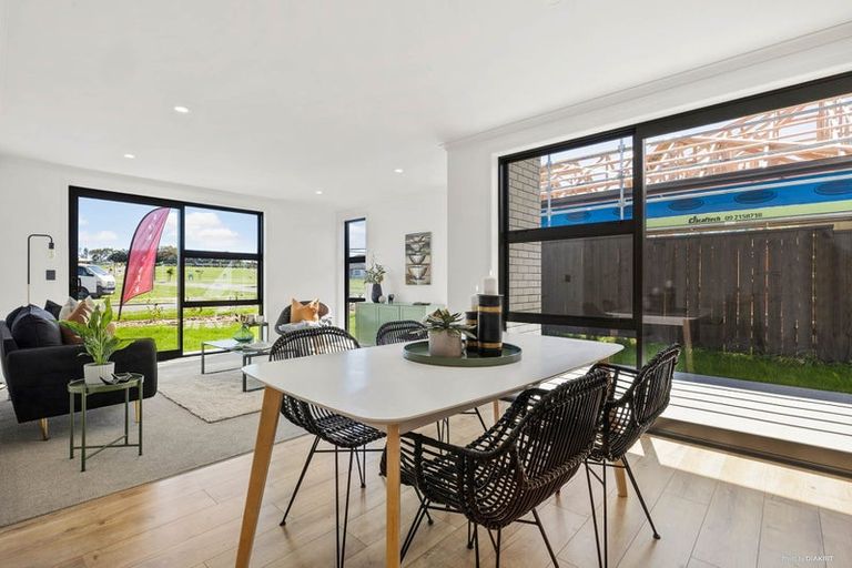 Photo of property in 100 Metoriti Crescent, Karaka, 2124