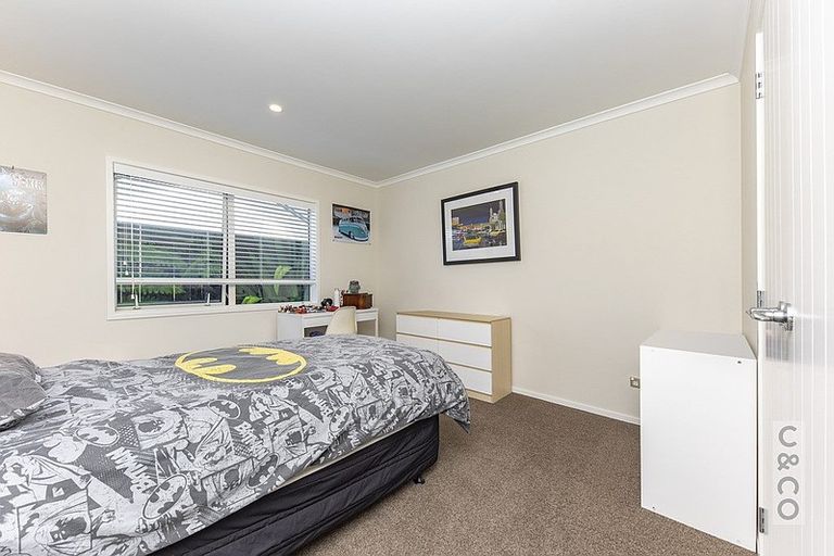 Photo of property in 8 Larmer Drive, Kumeu, 0810