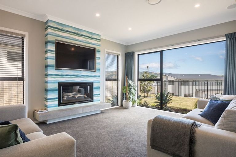 Photo of property in 4 Rotorua Grove, Aotea, Porirua, 5024