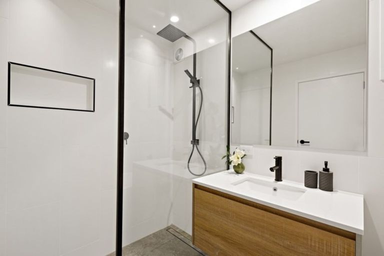 Photo of property in 181 Glenfield Road, Hillcrest, Auckland, 0627