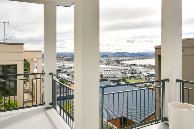 Photo of property in 28 Parade Street, Hospital Hill, Napier, 4110