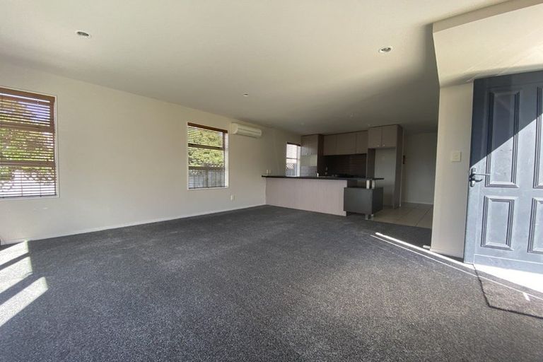 Photo of property in 38b Ruskin Road, Newlands, Wellington, 6037