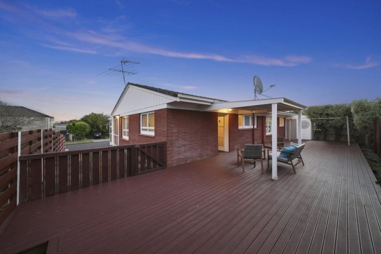 Photo of property in 2a Kurnell Drive, Botany Downs, Auckland, 2010