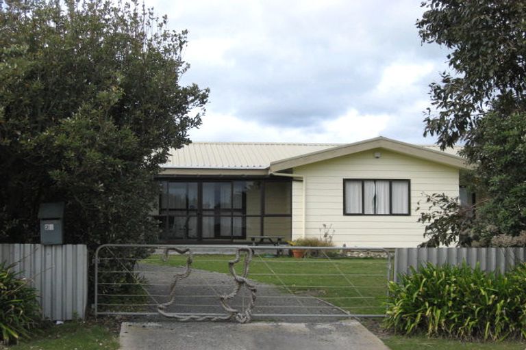 Photo of property in 28 Sarah Street, Waikawa Beach, Levin, 5573