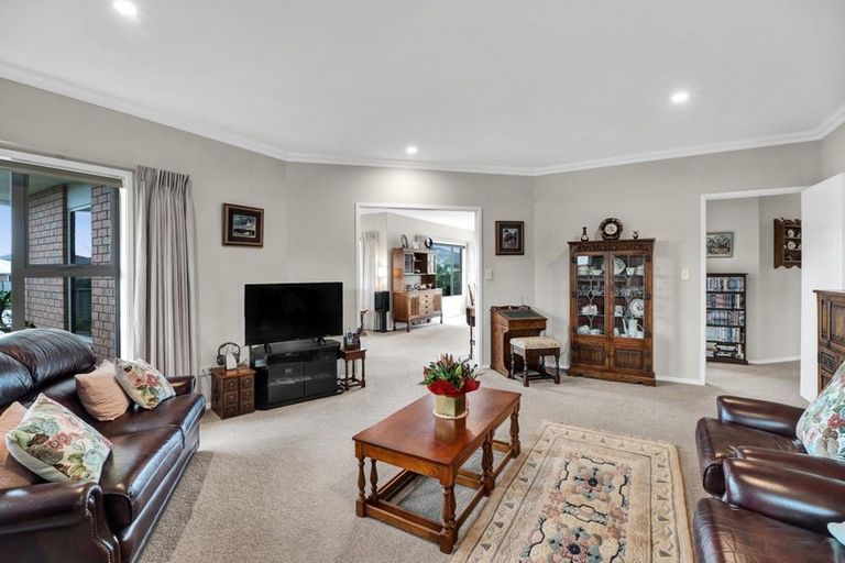 Photo of property in 2 Manurau Crescent, Merrilands, New Plymouth, 4312