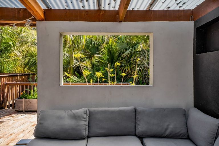 Photo of property in 70 Seaview Road, Marfell, New Plymouth, 4310