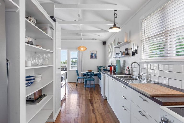 Photo of property in 60 Sarah Street, Waikawa Beach, Levin, 5573