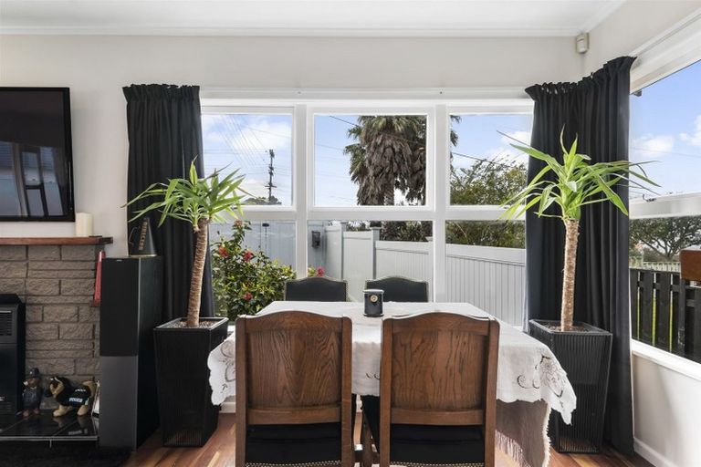 Photo of property in 1/982 East Coast Road, Northcross, Auckland, 0632