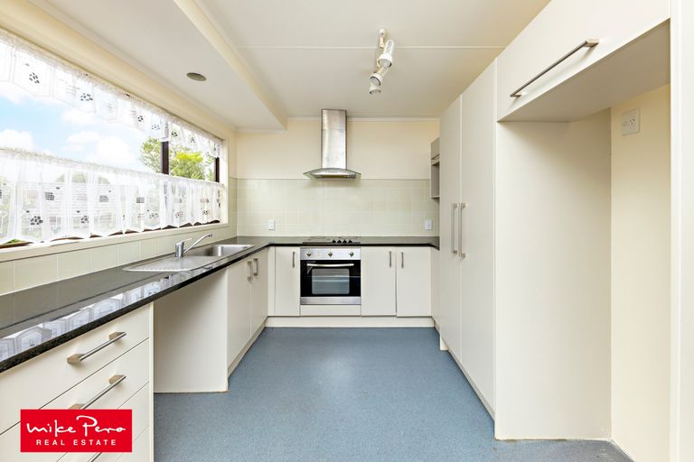 Photo of property in 20 Dungarvon Place, Clendon Park, Auckland, 2103