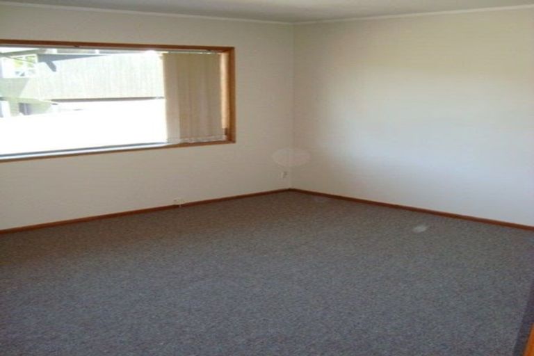 Photo of property in 2/80 Peach Road, Glenfield, Auckland, 0629