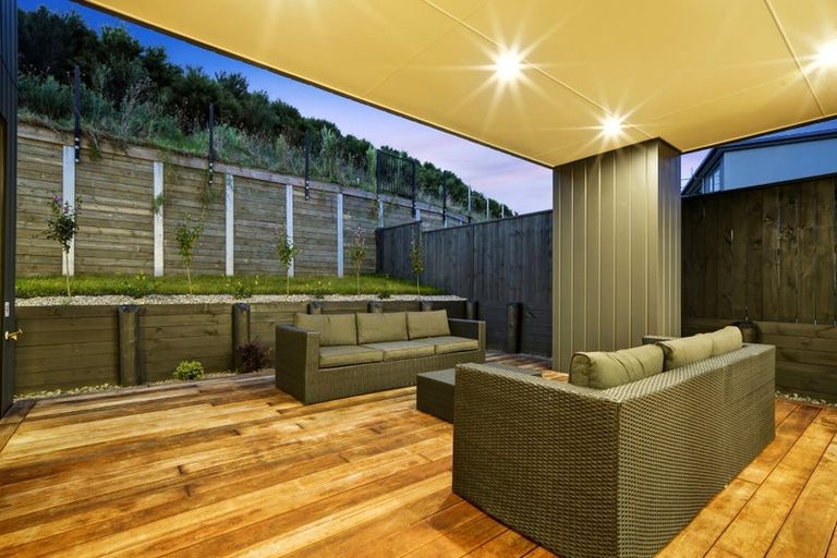 Photo of property in 28 Streamview Way, Long Bay, 0792