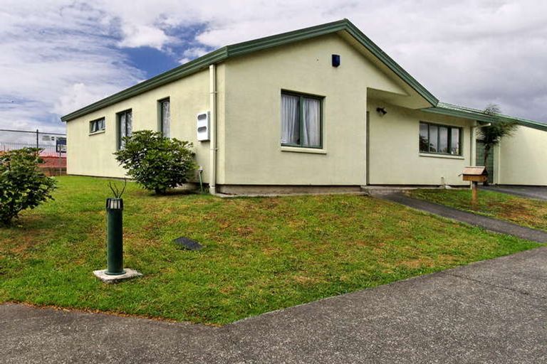 Photo of property in 17 Neta Grove, Henderson, Auckland, 0612