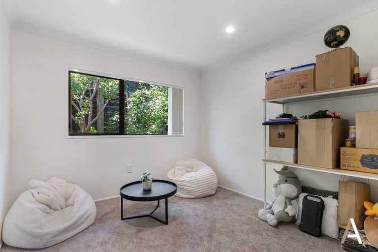 Photo of property in 4 Kingsclere Place, Goodwood Heights, Auckland, 2105