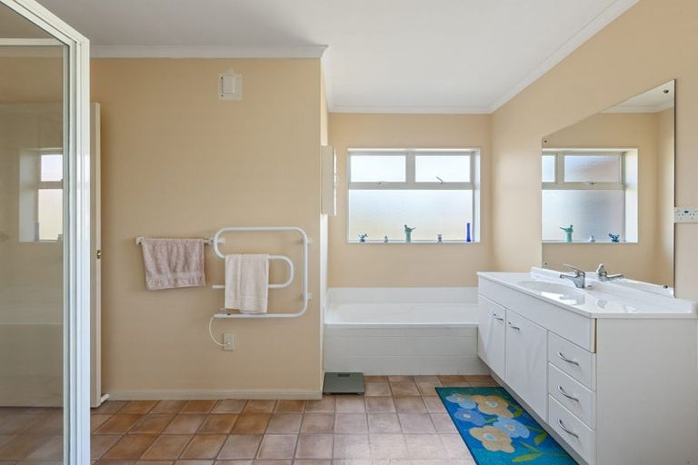 Photo of property in 11 Francis Skinner Place, Orewa, 0931