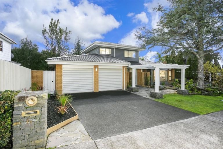 Photo of property in 6 Ravenstone Place, Chatswood, Auckland, 0626