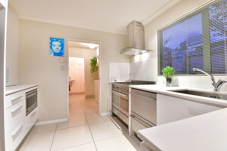 Photo of property in 2/34 Selwyn Crescent, Forrest Hill, Auckland, 0620