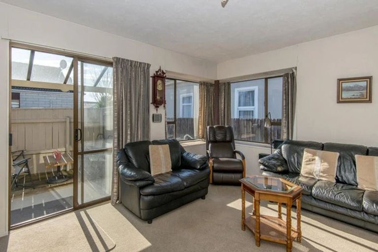 Photo of property in 2/92 North Avon Road, Richmond, Christchurch, 8013