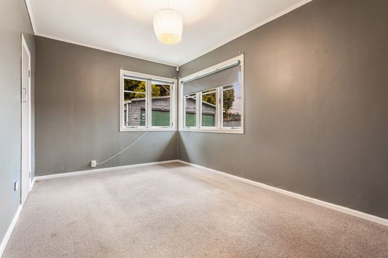 Photo of property in 15 Paton Avenue, Te Atatu South, Auckland, 0610