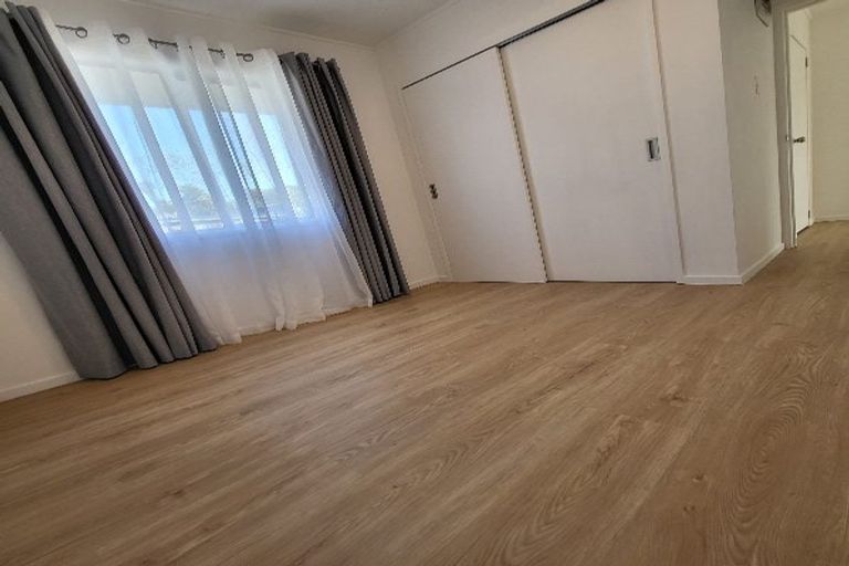 Photo of property in 2/13 Sunnyside Road, Sunnyvale, Auckland, 0612