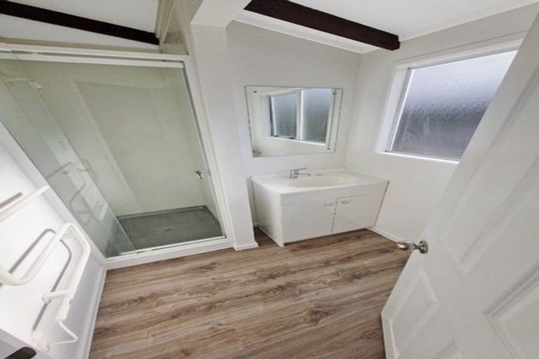 Photo of property in 112a Tiroroa Avenue, Te Atatu South, Auckland, 0610