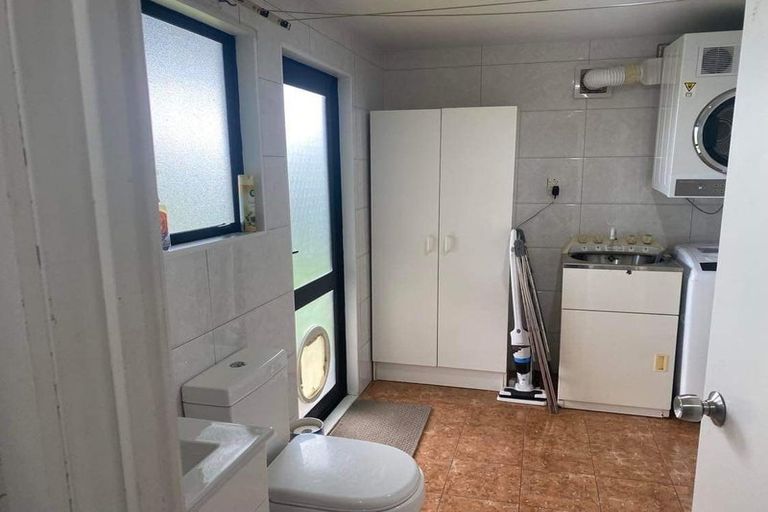 Photo of property in 13 Hueglow Rise, West Harbour, Auckland, 0618