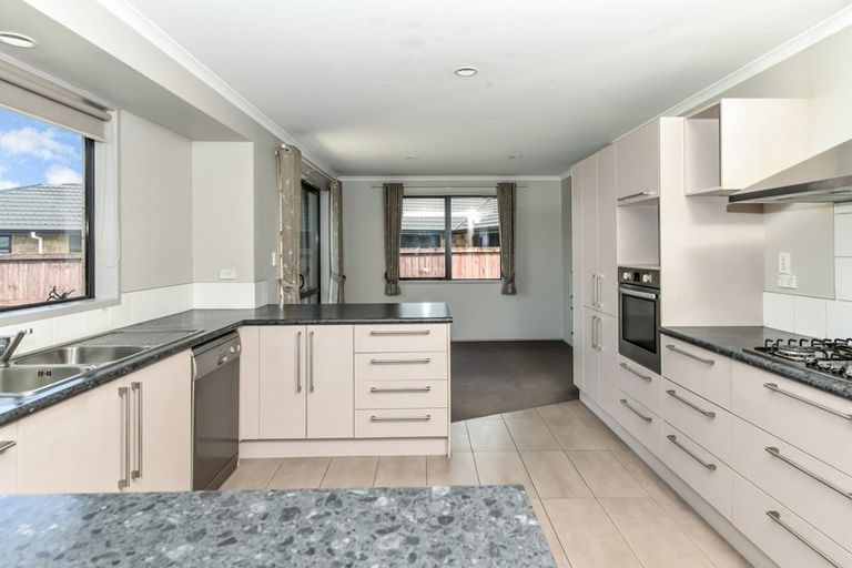 Photo of property in 69 Farnborough Drive, Grandview Heights, Hamilton, 3200