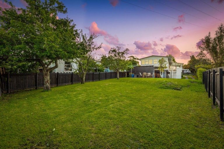 Photo of property in 18 Waimumu Road, Massey, Auckland, 0614