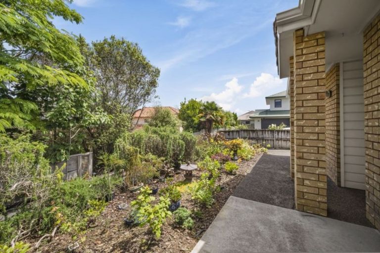 Photo of property in 8 Margaret Henry Crescent, Oteha, Auckland, 0632