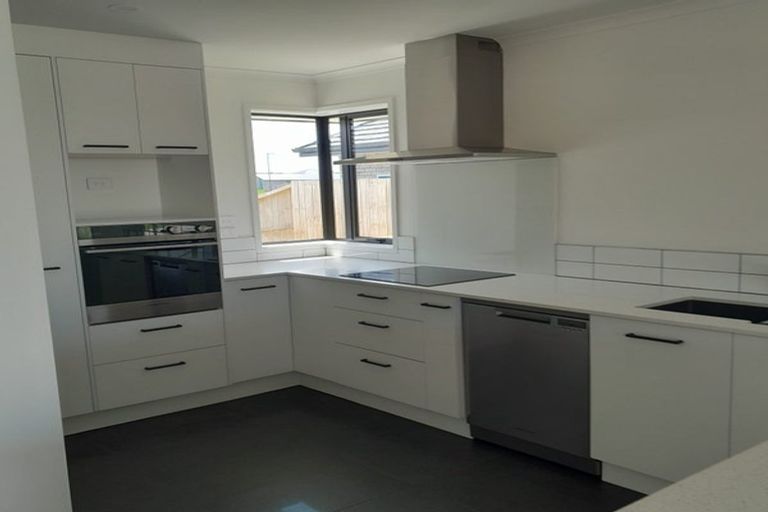 Photo of property in 69 Kaurinui Crescent, One Tree Point, 0118