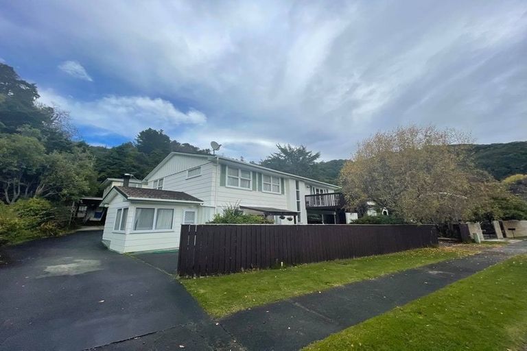Photo of property in 1 Pohue Grove, Stokes Valley, Lower Hutt, 5019