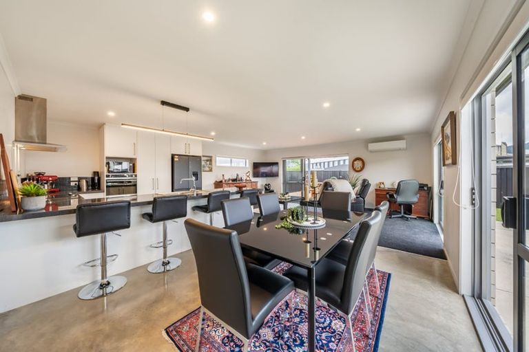 Photo of property in 14 Passchendaele Grove, Trentham, Upper Hutt, 5018