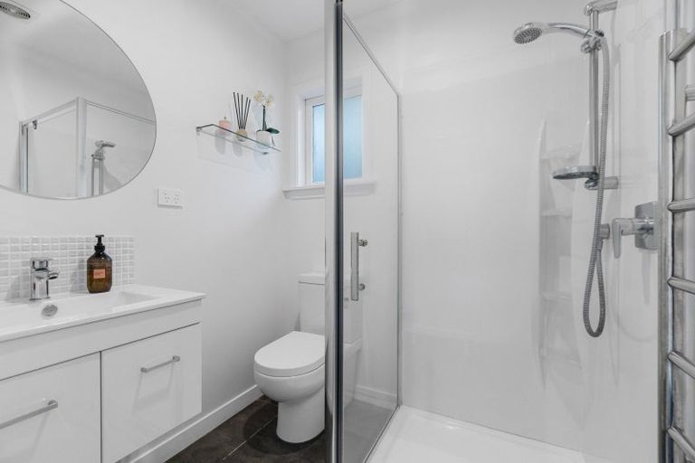 Photo of property in 16a Fairfax Avenue, Northcote, Auckland, 0627