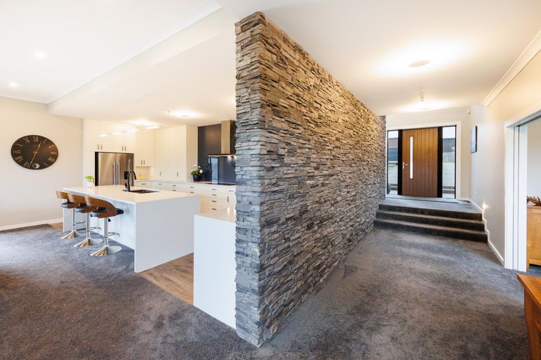 Photo of property in 10 Coutts Way, Fitzherbert, Palmerston North, 4410