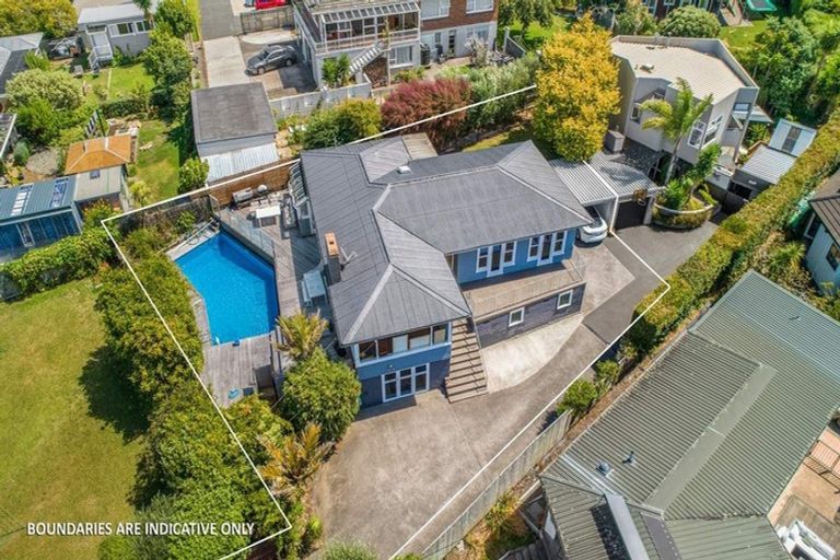 Photo of property in 10 Currey Crescent, Milford, Auckland, 0620